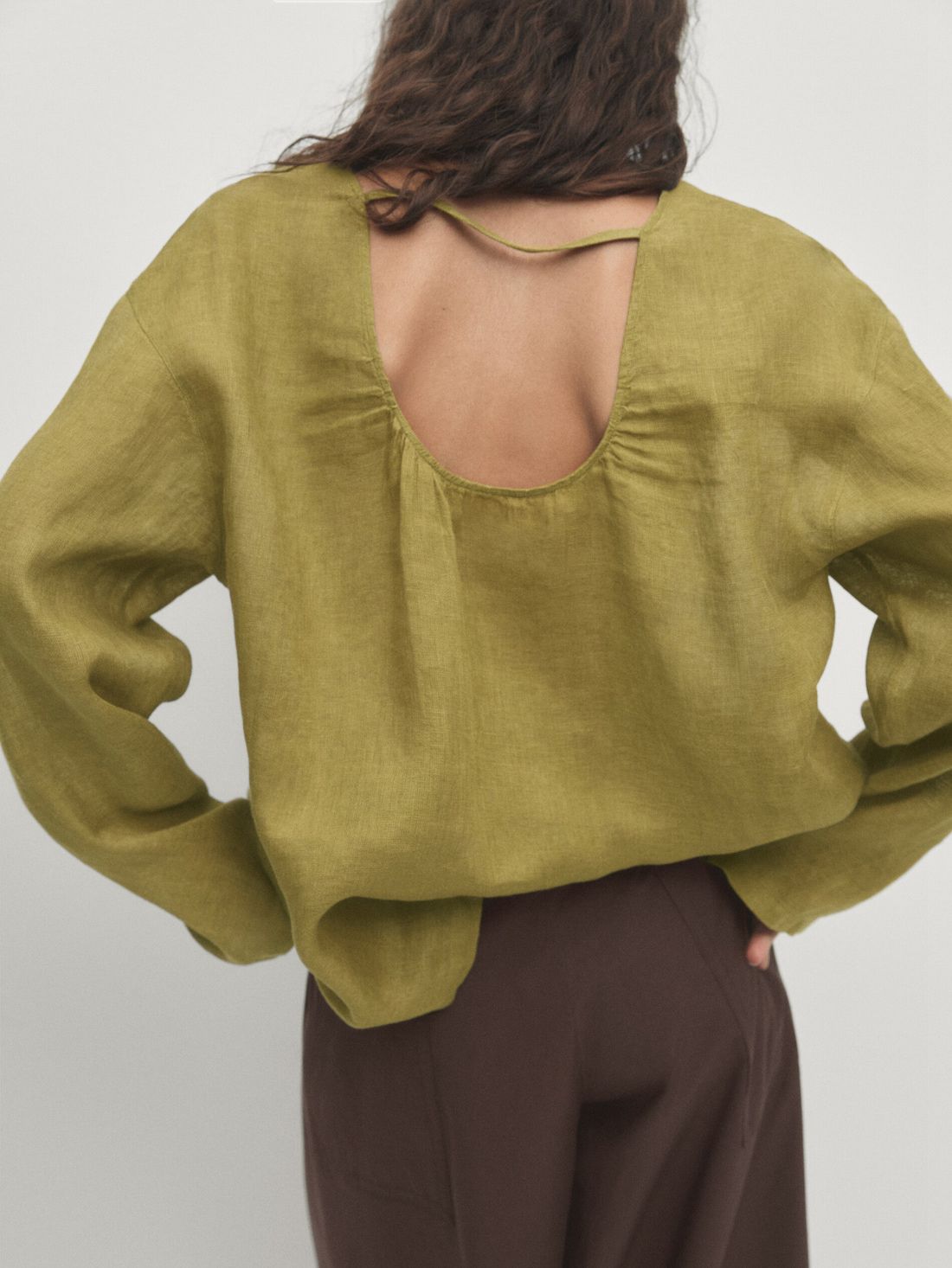 Massimo Dutti Linen Oversize With Low-cut Back Women Blouse Olive | US-HV6987235